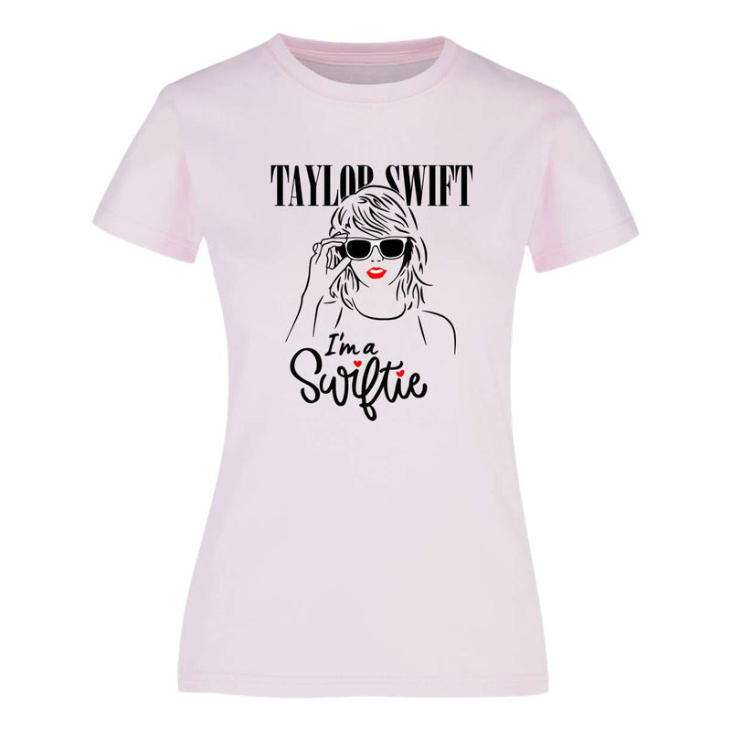 Playera para dama KreaLab de Taylor Swift "I'm A Swiftie" en color blanco con diseño de la cantante.