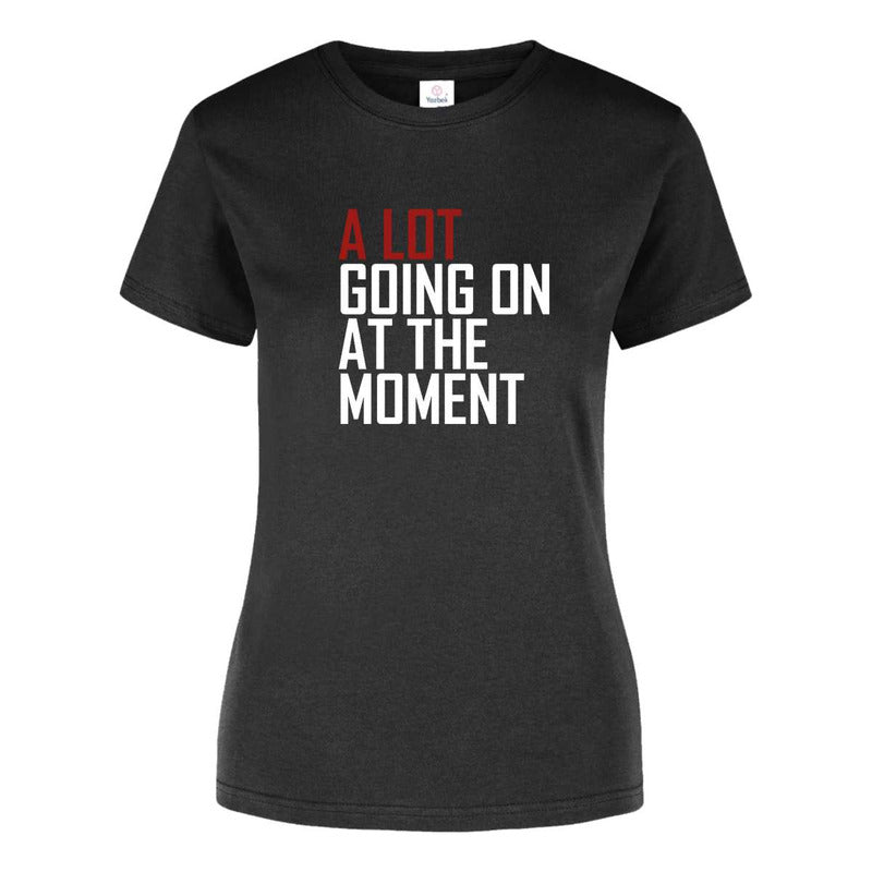 Playera KreaLab de Taylor Swift con diseño "A Lot Going On At The Moment" para dama, color y estilo visible en la imagen.