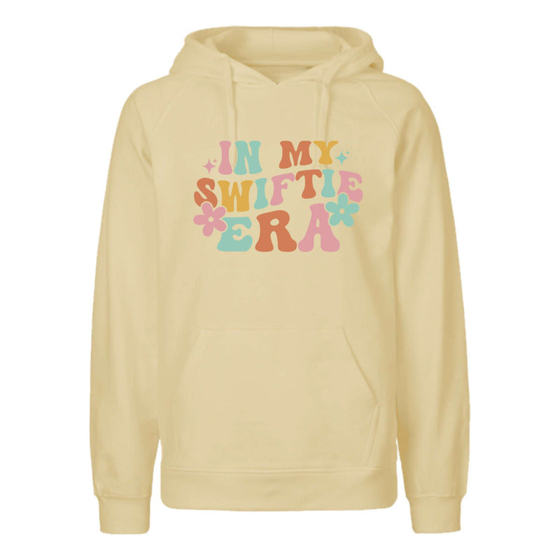 Sudadera unisex KreaLab de la era In My Swiftie con diseño de Taylor Swift, en color gris y con capucha.