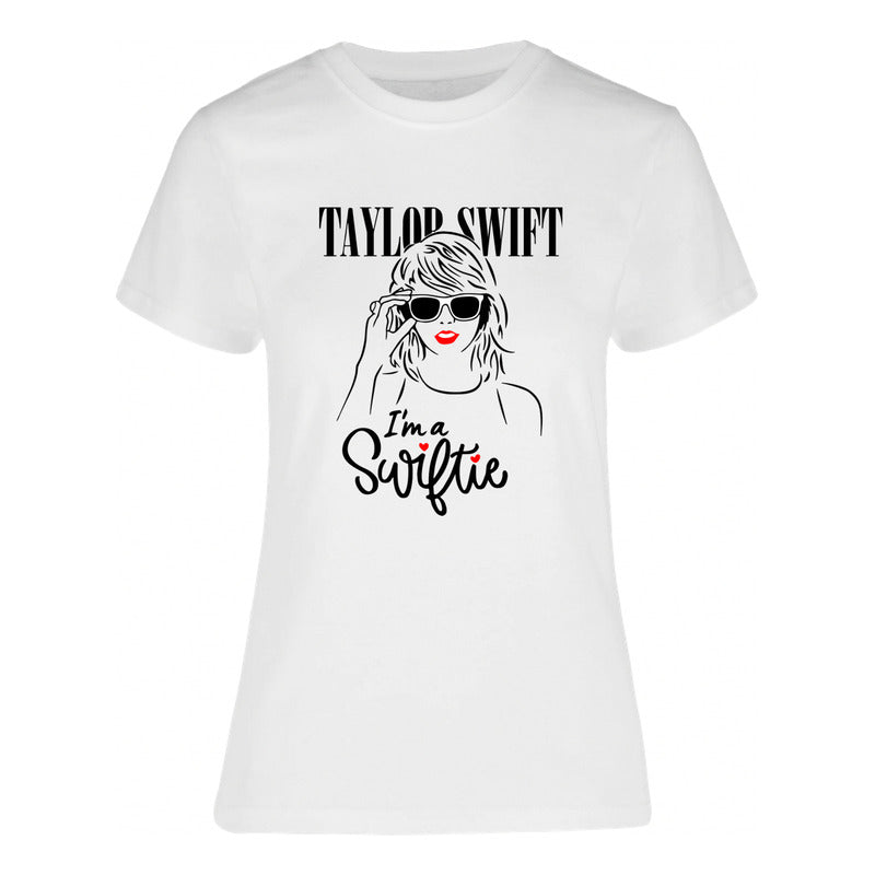 Playera KreaLab de Taylor Swift para dama, diseño "I'm A Swiftie", ropa moderna y cómoda, vista frontal de la camiseta.