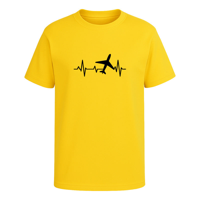 Playera unisex KreaLab con diseño de avión, corazón y viajero, ideal para amantes de los viajes, en color vibrante.