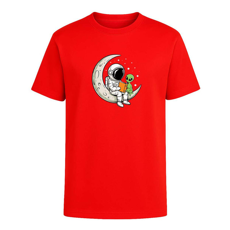 Playera unisex KreaLab con diseño de astronauta y alien en la luna, estilo kawaii, para lectura y uso diario.