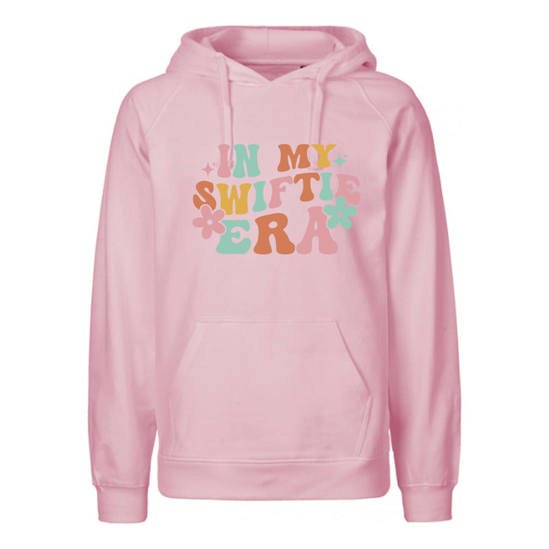 Sudadera unisex KreaLab Taylor Swift In My Swiftie Era con diseño en la parte frontal, color gris, textura suave y cómoda.