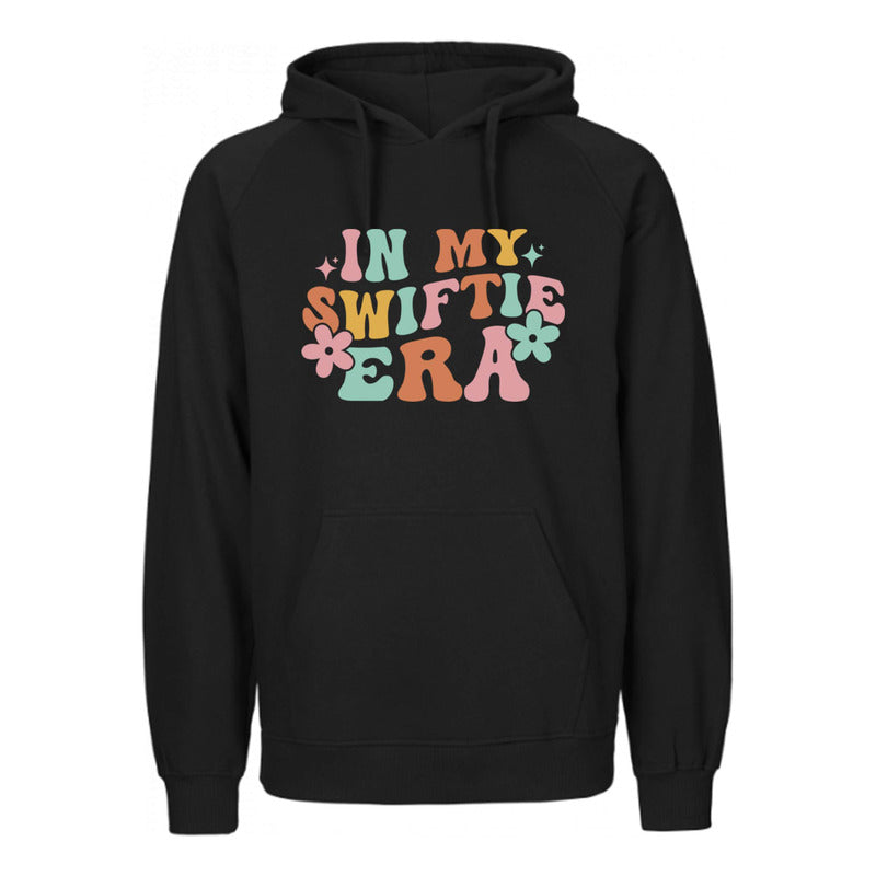Sudadera unisex KreaLab Taylor Swift In My Swiftie Era con diseño gráfico, cómoda y moderna, en color gris.