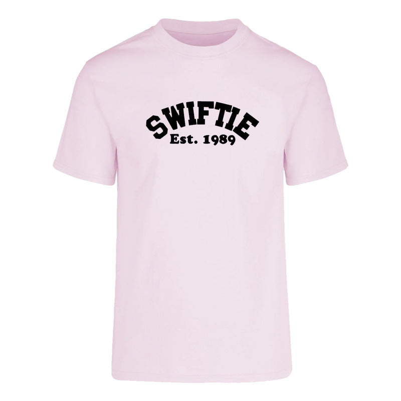 Playera unisex Swiftie Est. 1989 de KreaLab, camiseta fan de Taylor Swift con diseño moderno y cómodo para fans.