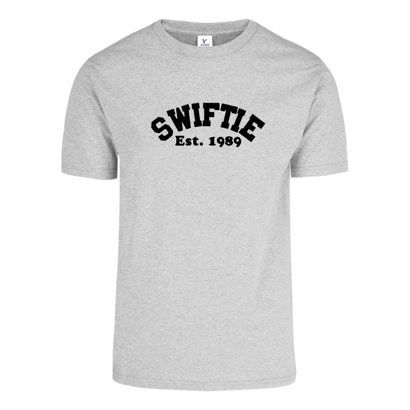 Playera unisex KreaLab Swiftie Est. 1989, camiseta de fan de Taylor Swift con diseño moderno y cómodo.