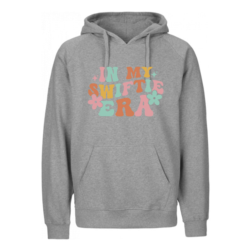 Sudadera unisex KreaLab Taylor Swift In My Swiftie Era con diseño gráfico, ropa cómoda y moderna para fans de la cantante.