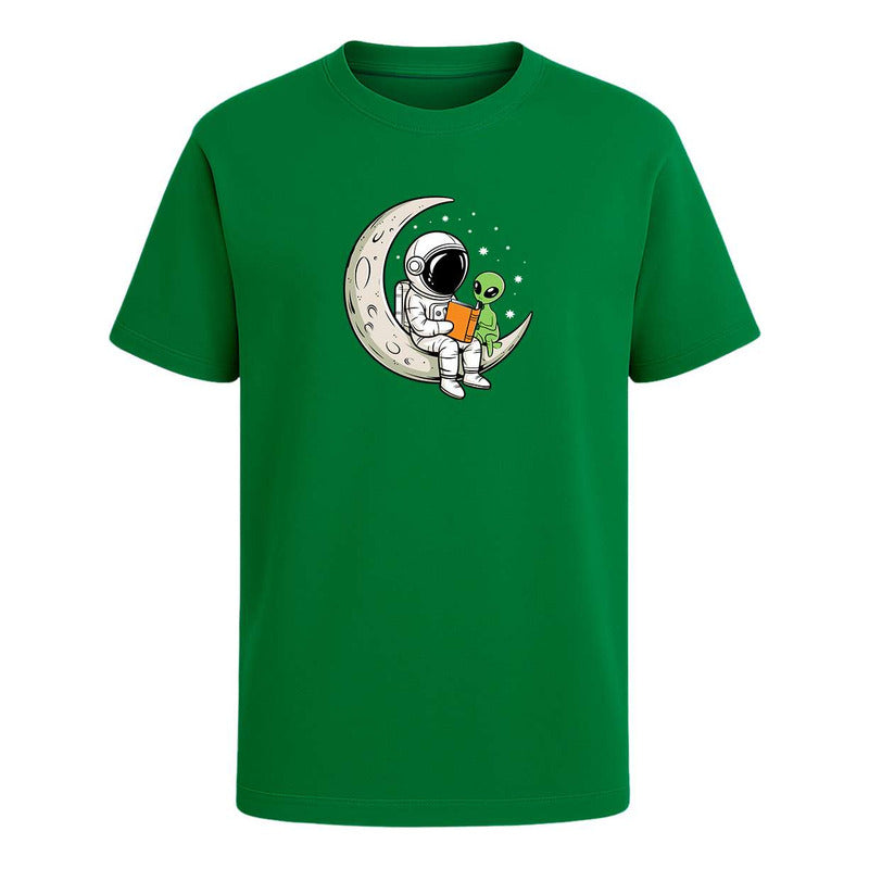 Playera unisex KreaLab con diseño de astronauta y alien en la luna, perfecta para lectura y estilo kawaii.