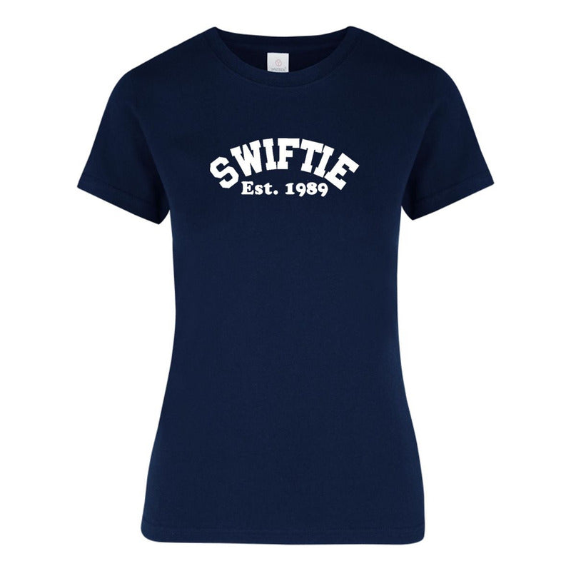 Playera KreaLab de mujer con diseño de Taylor Swift Swiftie Est. 1989, camiseta moderna y cómoda para fans de la cantante.