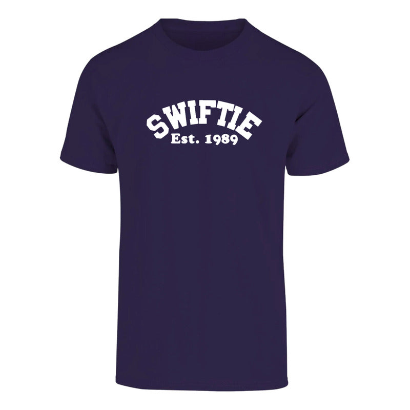 Playera unisex de KreaLab con estampado de Taylor Swift y texto "Est. 1989" para fans, estilo casual y cómodo.