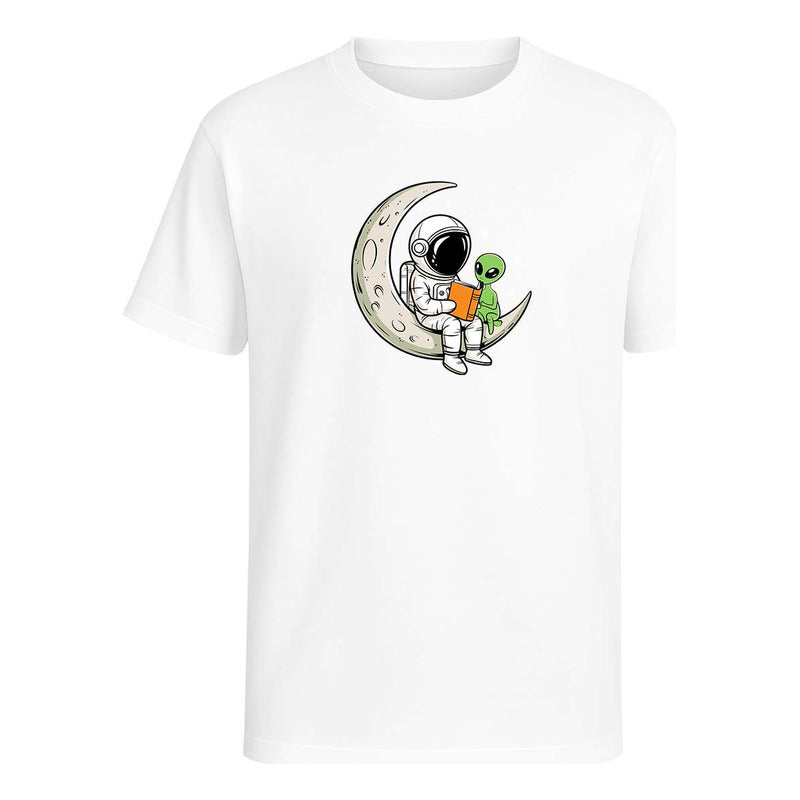 Playera unisex KreaLab con diseño de astronauta y alien en la luna, perfecta para lectura y estilo kawaii.