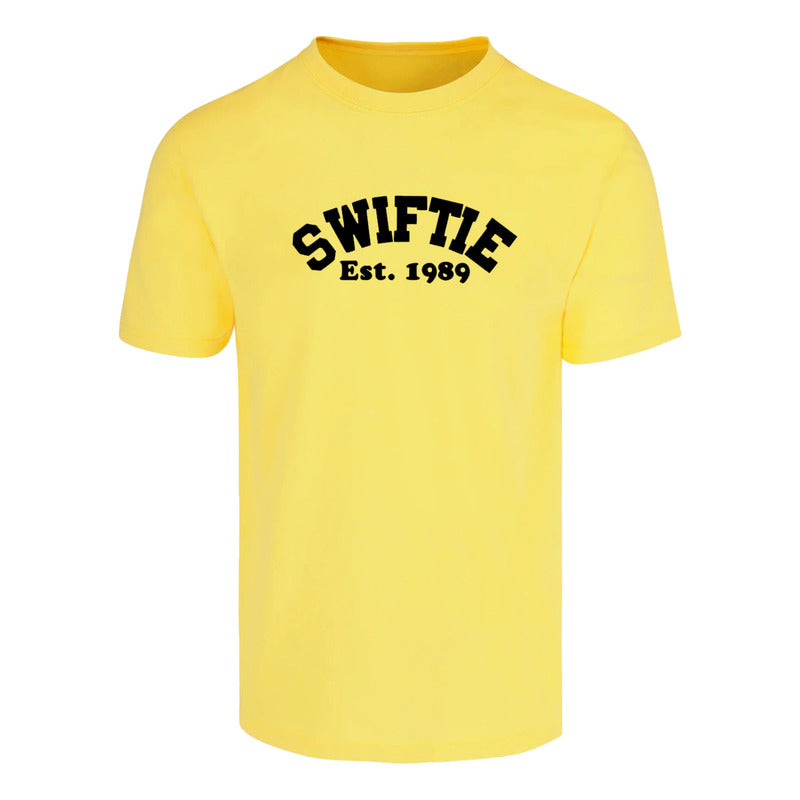 Playera unisex KreaLab Swiftie Est. 1989 de Taylor Swift, camiseta nueva con diseño de fan en color y estilo casual.