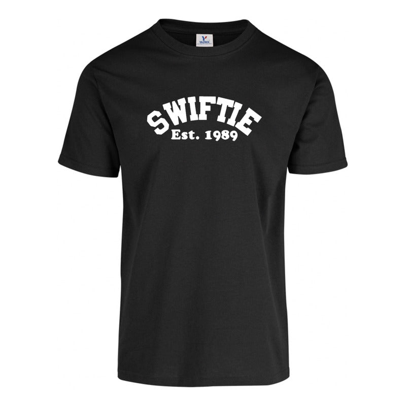Playera unisex KreaLab Swiftie Est. 1989 de Taylor Swift, camiseta nueva con diseño de fan en color y estilo casual.