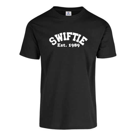 Playera unisex KreaLab Swiftie Est. 1989 de Taylor Swift, camiseta nueva con diseño de fan en color y estilo casual.