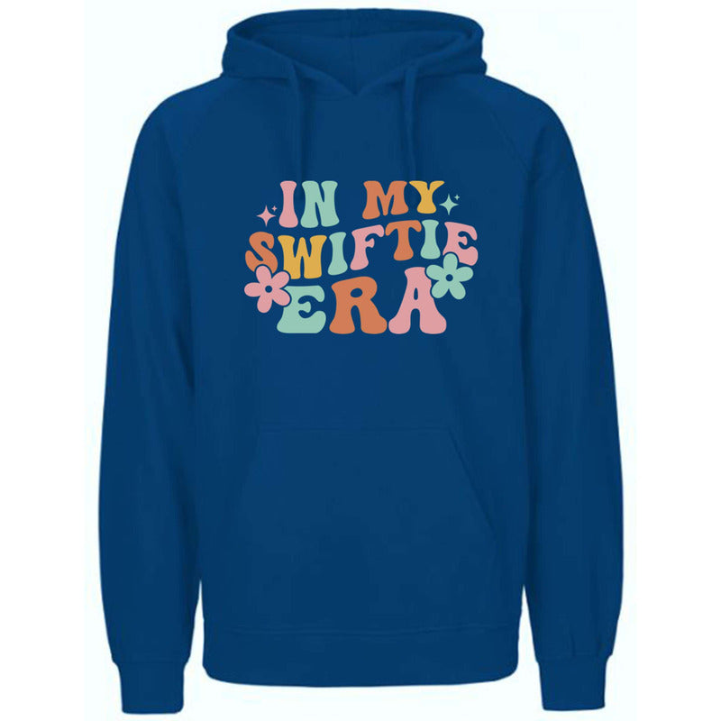 Sudadera unisex KreaLab Taylor Swift In My Swiftie Era con diseño gráfico, color gris y estilo cómodo para fans de Taylor Swift.