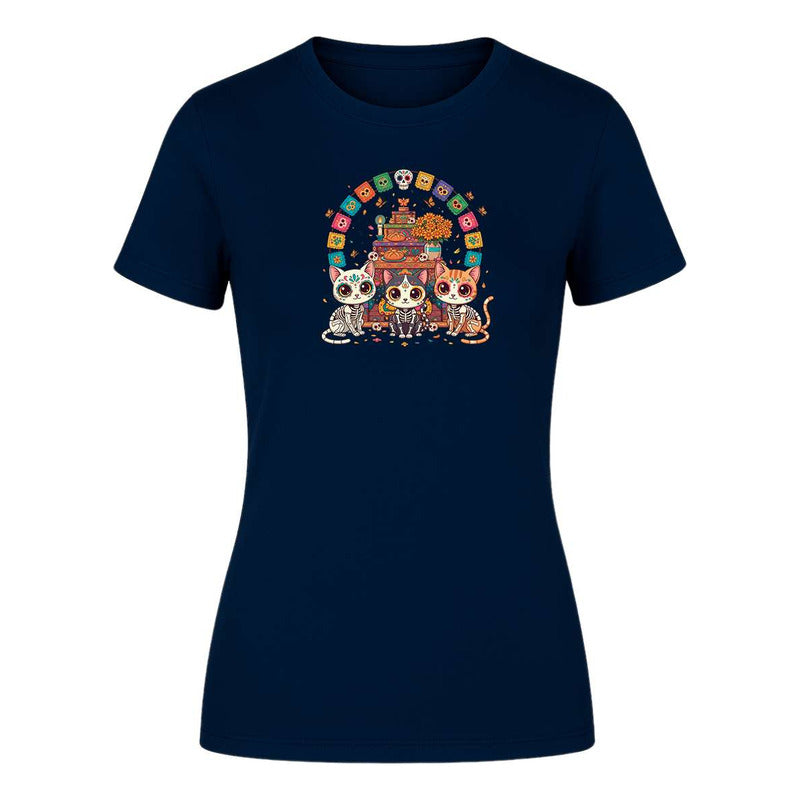 Playera KreaLab con diseño de gatos calavera en ofrenda para Día de Muertos, camiseta de moda para mujer, estilo festivo y cultural.
