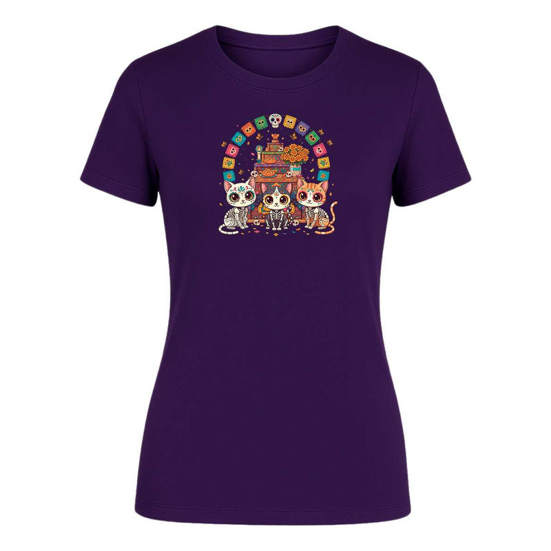 Playera KreaLab con diseño de gatos calavera en ofrenda para el Día de Muertos, en estilo de dama y colores vibrantes.