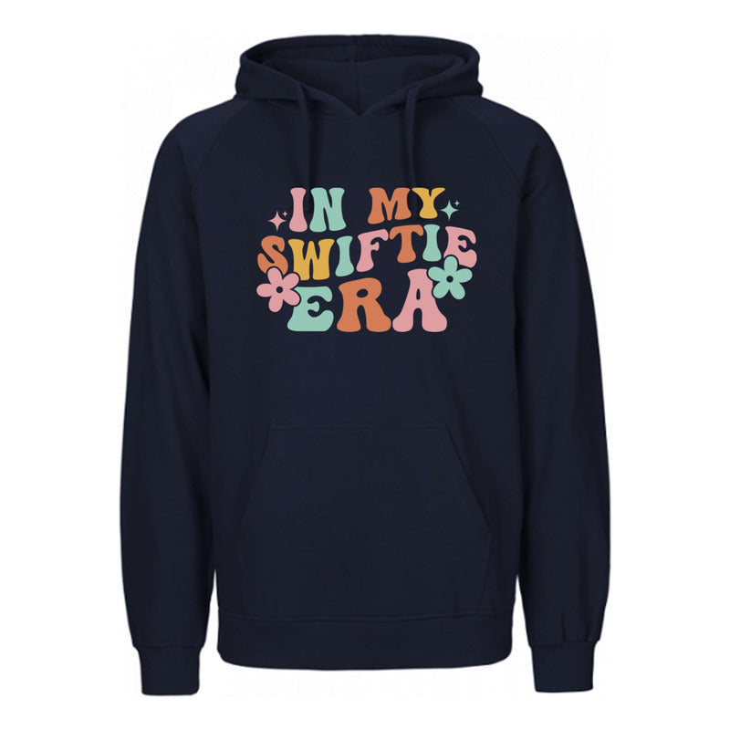 Sudadera unisex KreaLab Taylor Swift In My Swiftie Era con diseño gráfico, color gris, vista frontal.