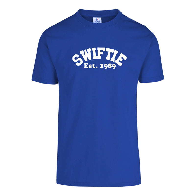 Playera unisex de Taylor Swift Est. 1989 de KreaLab, camiseta azul con diseño de fan en la imagen.