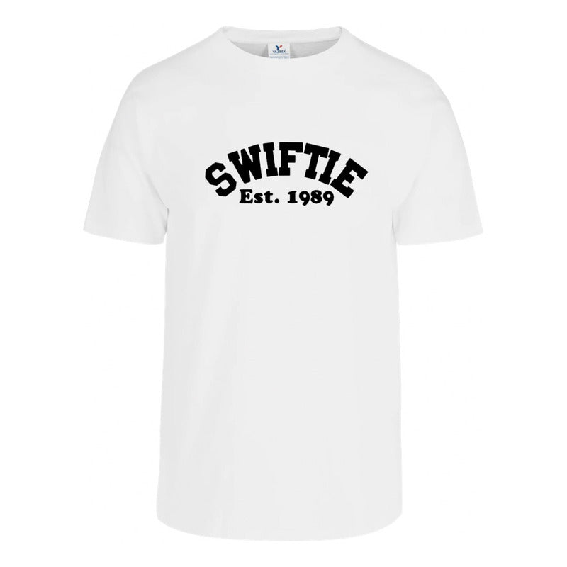 Playera unisex de KreaLab con diseño de Taylor Swift Est. 1989, estilo fan, camiseta moderna y cómoda para seguidores de la artista.