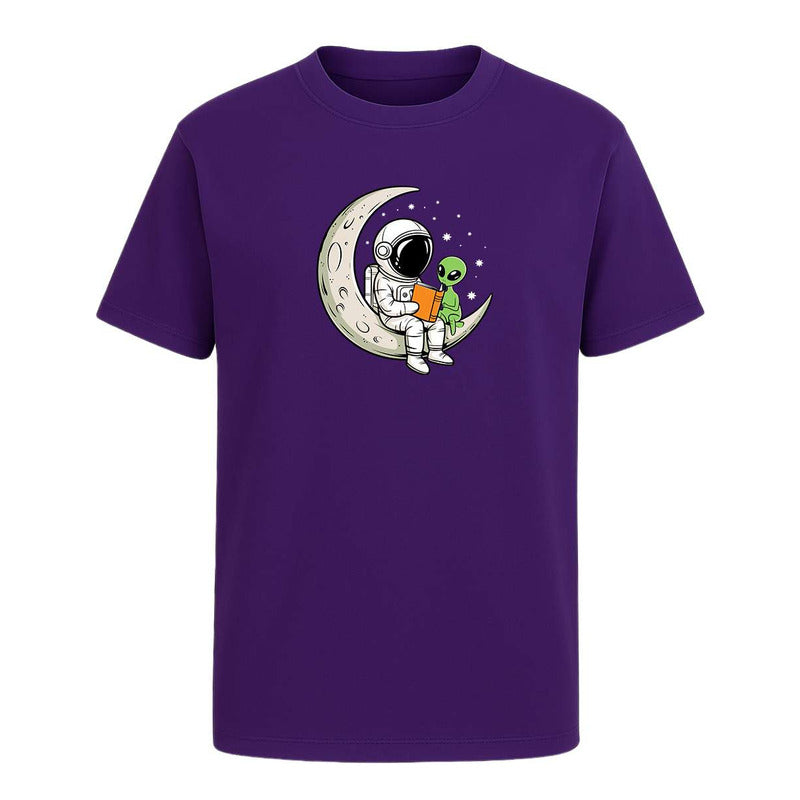 Playera unisex de KreaLab con diseño de astronauta y alien en la luna, estilo kawaii, para lectura y uso diario.