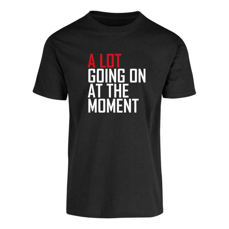 Playera unisex KreaLab de Taylor Swift con diseño "A Lot Going On At The Moment" en color neutro, estilo casual y moderno.