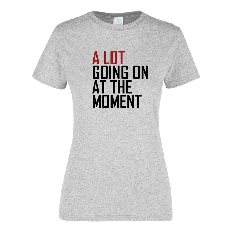 Playera KreaLab de Taylor Swift, diseño nuevo, con frase "A Lot Going On At The Moment" para dama, tela cómoda y moderna.