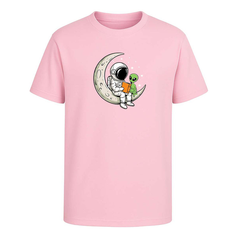 Playera unisex de KreaLab con ilustración de astronauta y alien en la luna, estilo kawaii, para lectura y moda casual.