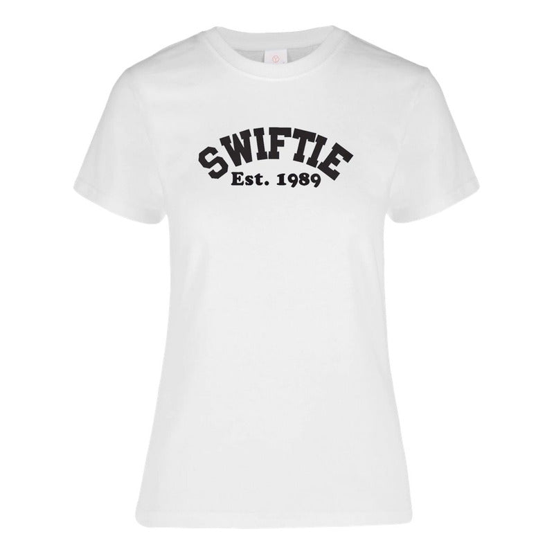 Playera para mujer KreaLab de Taylor Swift Swiftie Est. 1989, diseño moderno y cómodo, en color neutro.