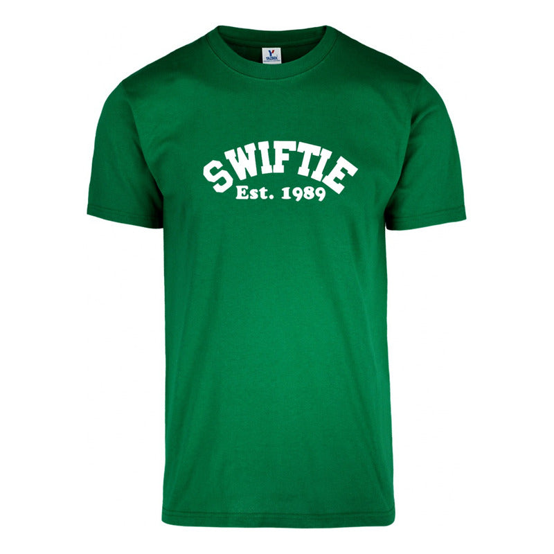 Playera unisex Swiftie Est. 1989 de KreaLab con diseño de fan de Taylor Swift, en color y estilo visible en la imagen